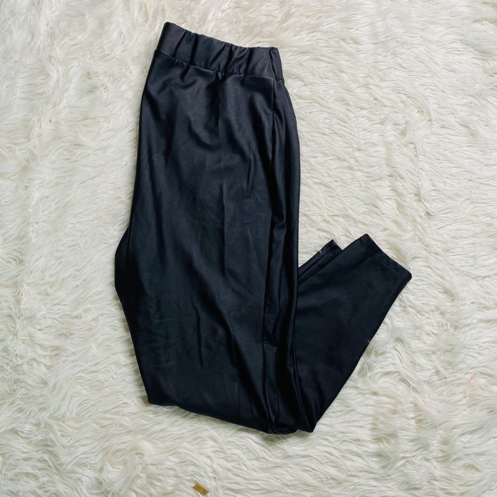 Torrid Womens Faux Leather‎ Black Tapered Leggings Size 2